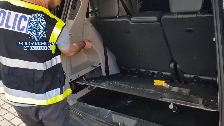 La Policía Nacional inspecciona uno de los coches donde guardaban la cocaína