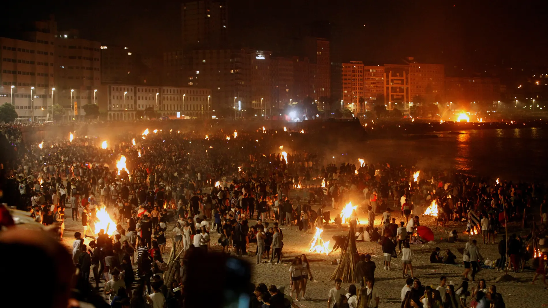 Miles de personas se reunieron en torno a las hogueras que iluminaron las playas de A Coruña 