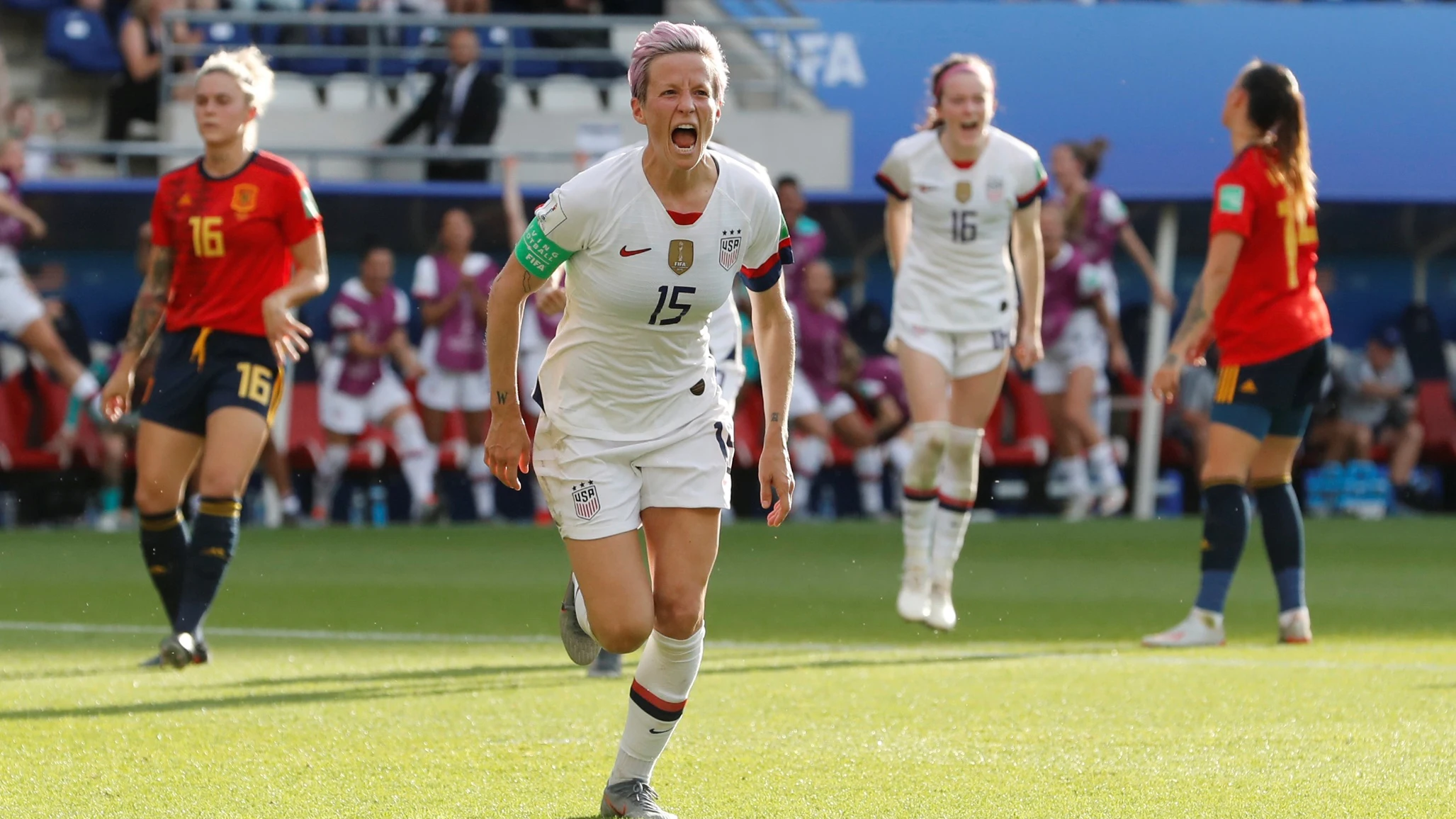 Rapinoe celebra su segundo gol de penalti contra España