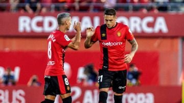 Salva Sevilla celebra un gol junto a Raíllo