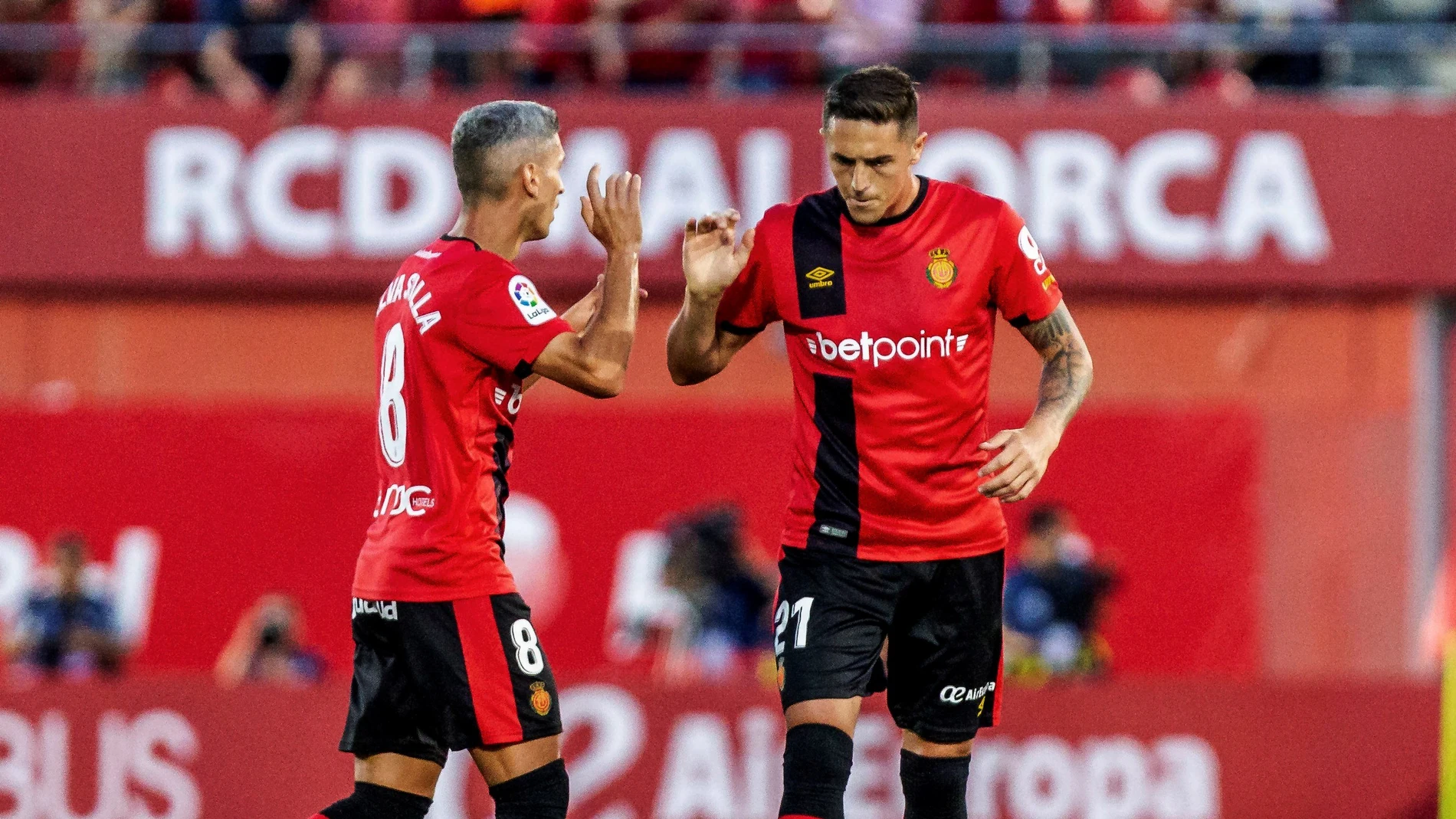 Salva Sevilla celebra un gol junto a Raíllo