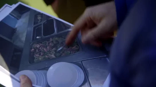 Chicote le muestra fotos de la comida de los deportistas de alto rendimiento a uno de sus responsables Chicote le muestra fotos de la comida de los deportistas de alto rendimiento a uno de sus responsables