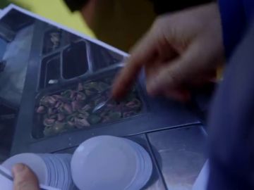Chicote le muestra fotos de la comida de los deportistas de alto rendimiento a uno de sus responsables Chicote le muestra fotos de la comida de los deportistas de alto rendimiento a uno de sus responsables