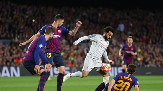 Salah intenta regatear a los jugadores del Barça Salah intenta regatear a los jugadores del Barça