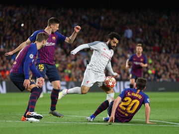Salah intenta regatear a los jugadores del Barça Salah intenta regatear a los jugadores del Barça