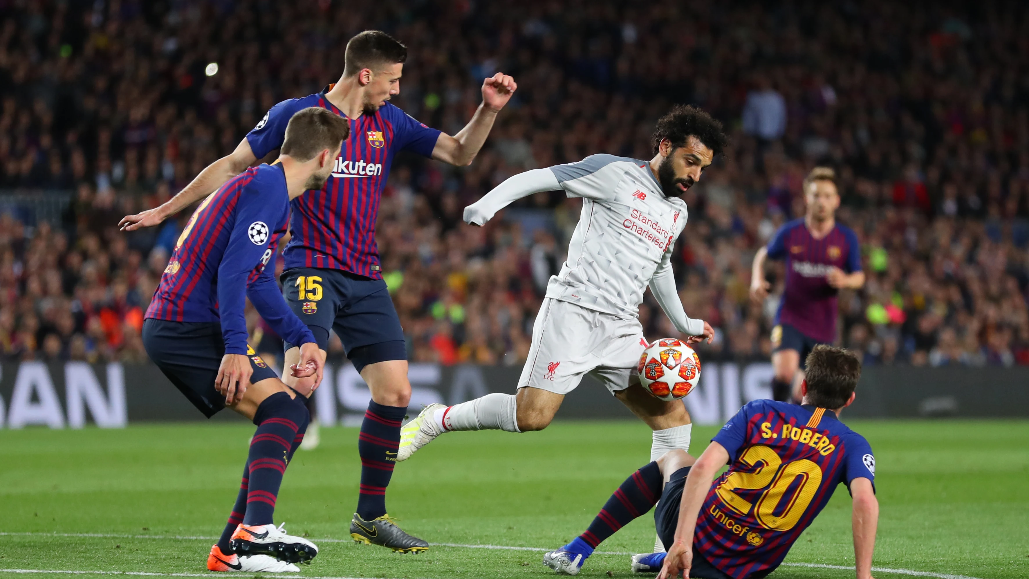 Salah intenta regatear a los jugadores del Barça