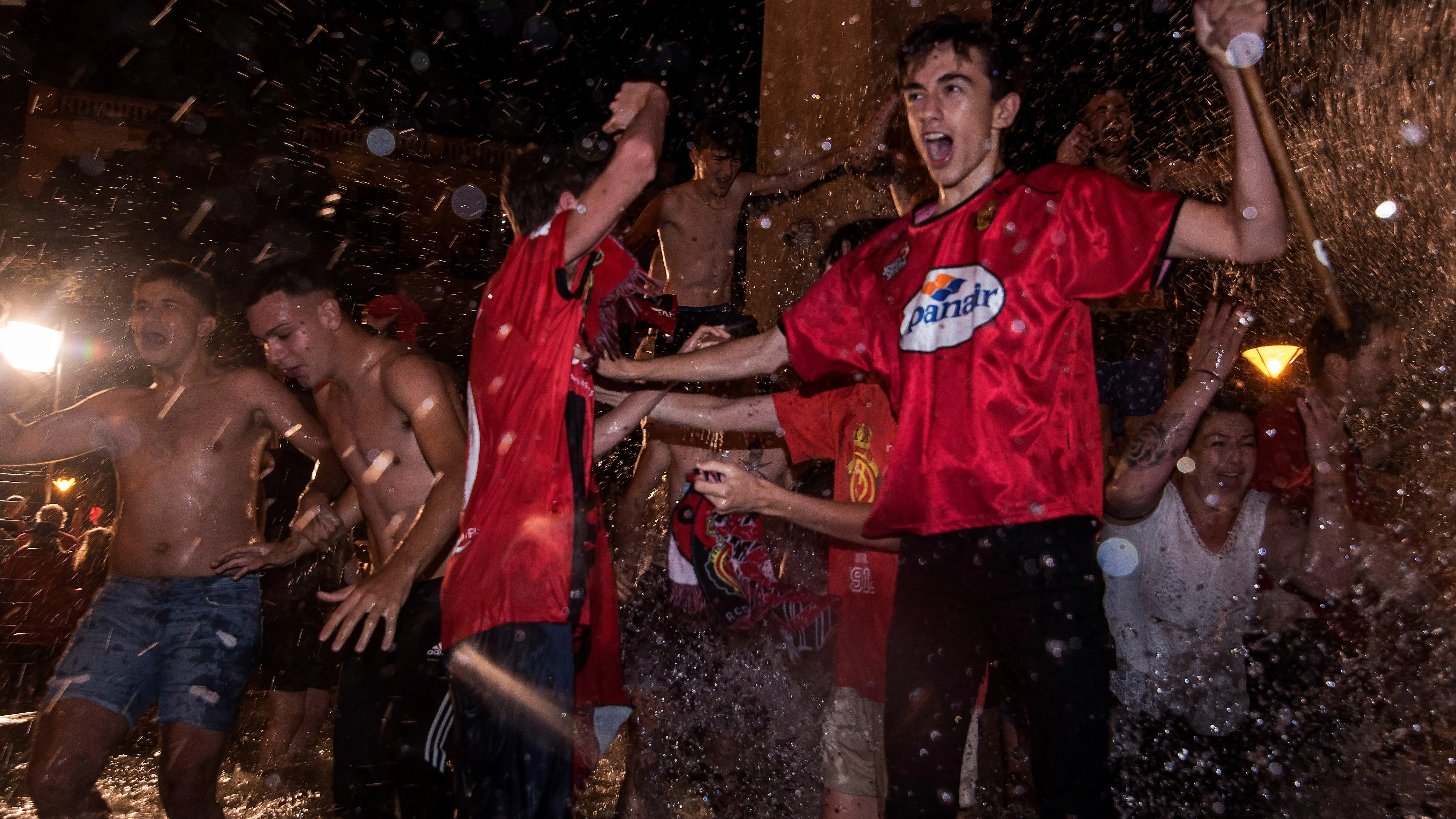 Aficionados del Mallorca celebran el ascenso a primera división