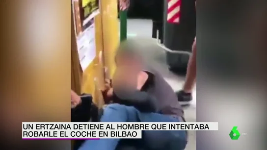 Un agente de la Ertzaintza fuera de servicio consigue detener a un hombre que intentó robarle el coche Un agente de la Ertzaintza fuera de servicio consigue detener a un hombre que intentó robarle el coche