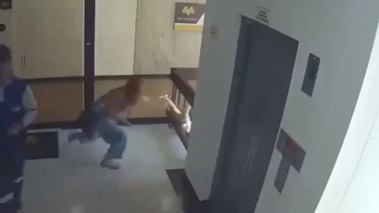 La madre rescatando a su hijo La madre rescatando a su hijo