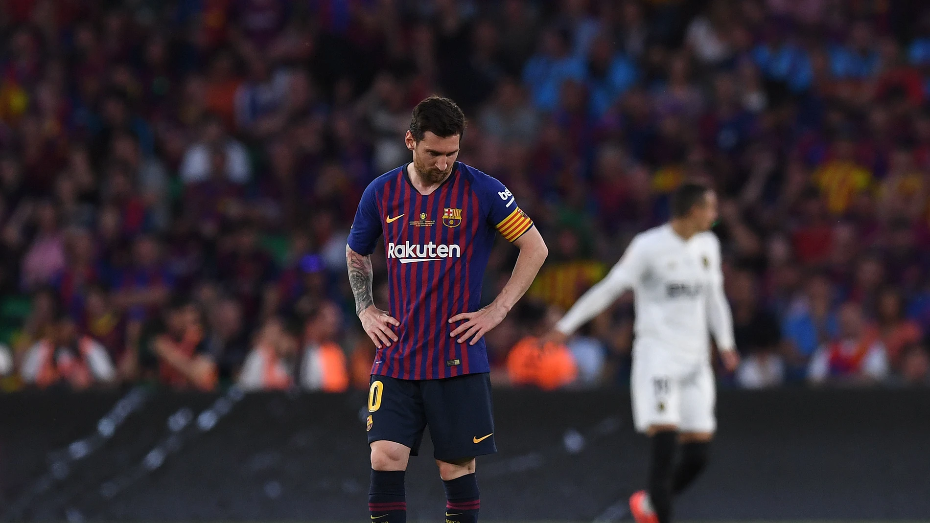Leo Messi mira al suelo durante la final de Copa del Rey