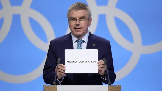Thomas Bach muestra la papeleta de Milán Thomas Bach muestra la papeleta de Milán