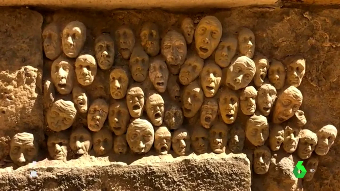Buscan al autor de decenas de caras de arcilla incrustadas en la Puerta de Almodóvar, Córdoba Buscan al autor de decenas de caras de arcilla incrustadas en la Puerta de Almodóvar, Córdoba