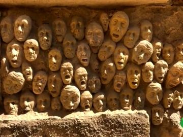 Buscan al autor de decenas de caras de arcilla incrustadas en la Puerta de Almodóvar, Córdoba Buscan al autor de decenas de caras de arcilla incrustadas en la Puerta de Almodóvar, Córdoba