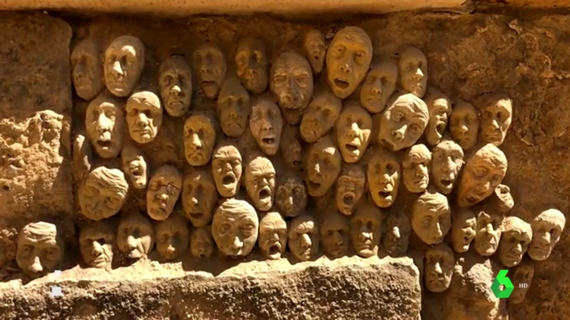 Buscan al autor de decenas de caras de arcilla incrustadas en la Puerta de Almodóvar, Córdoba