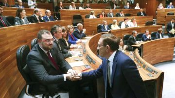 El diputado de Ciudadanos, Juan Vázquez (d), y el candidato socialista a la Presidencia del Principado, Adrián Barbón