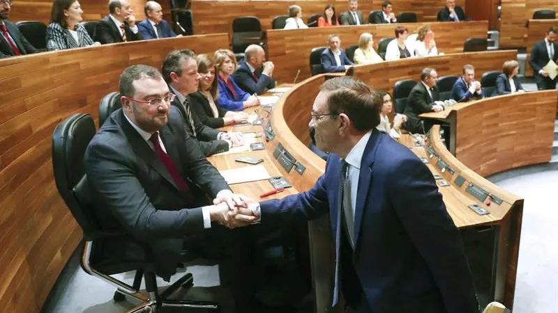 El diputado de Ciudadanos, Juan Vázquez (d), y el candidato socialista a la Presidencia del Principado, Adrián Barbón