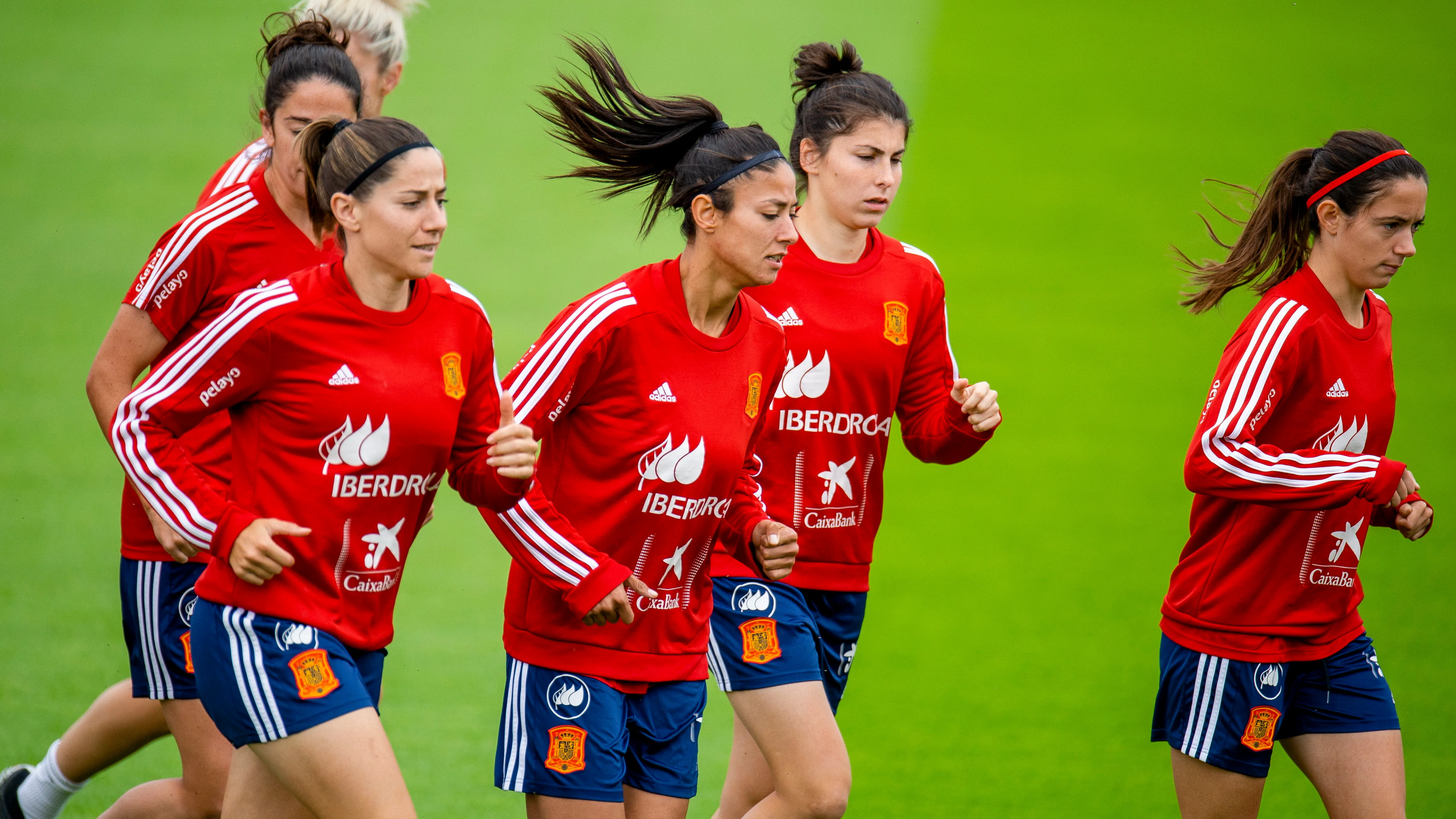 Las jugadoras de España se ejercitan en un entrenamiento de España