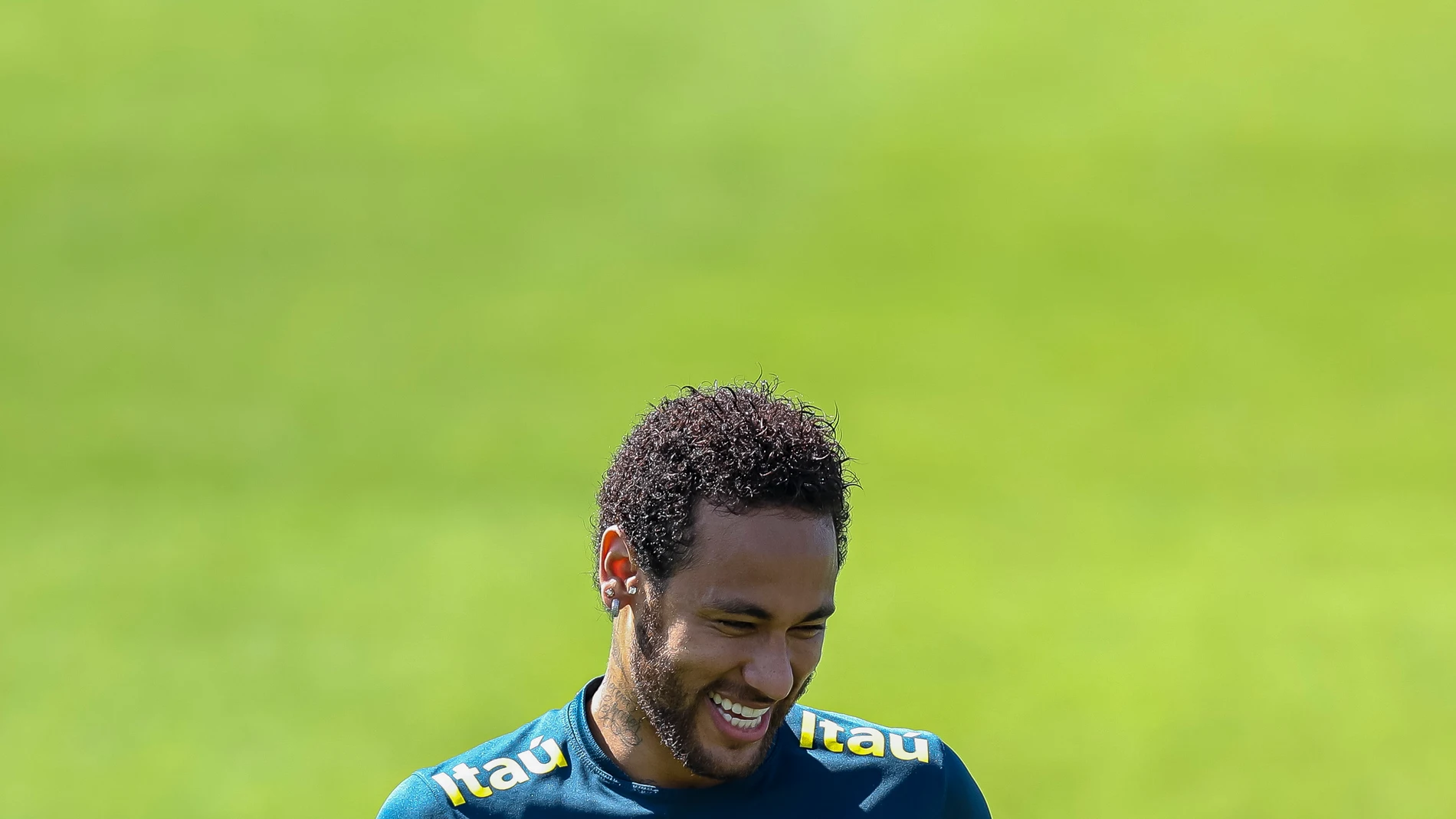 Neymar, sonriente durante un entrenamiento