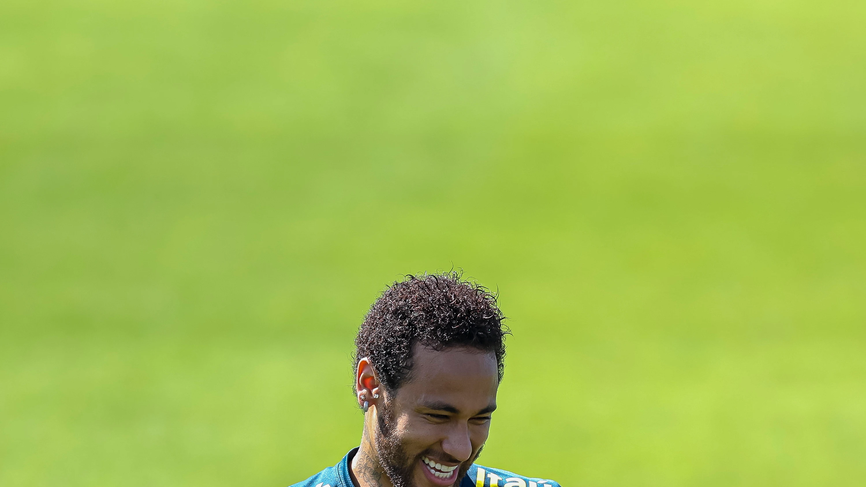 Neymar, sonriente durante un entrenamiento