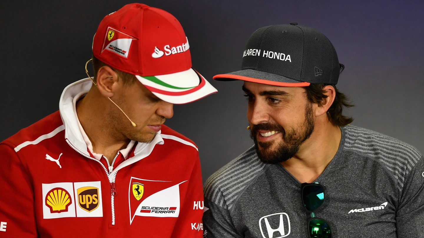 Vettel y Alonso dialogan durante una rueda de prensa Vettel y Alonso dialogan durante una rueda de prensa