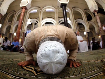 Musulmanes rezan en una mezquita Musulmanes rezan en una mezquita