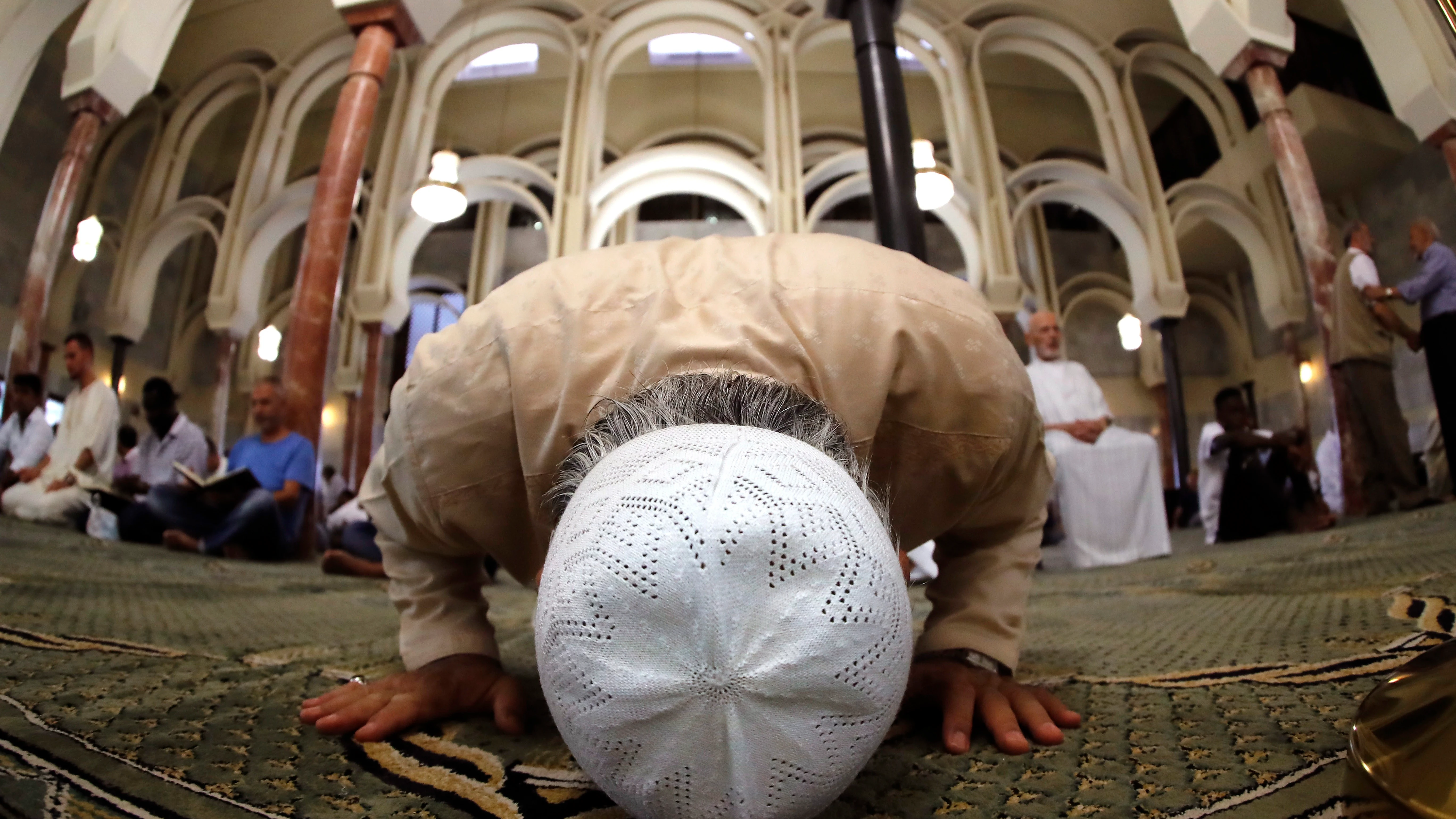 Musulmanes rezan en una mezquita