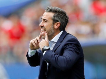 Jorge Vilda da indicaciones durante el partido contra Estados Unidos Jorge Vilda da indicaciones durante el partido contra Estados Unidos