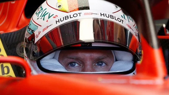 Sebastian Vettel, concentrado en su monoplaza Sebastian Vettel, concentrado en su monoplaza