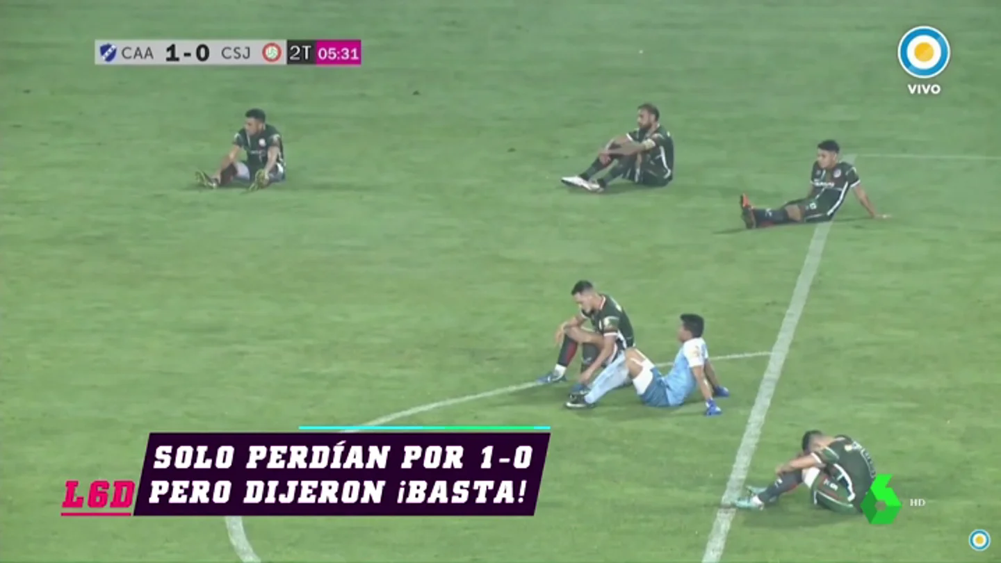 Protesta inédita contra un árbitro en Argentina: los jugadores se sientan en el césped Protesta inédita contra un árbitro en Argentina: los jugadores se sientan en el césped