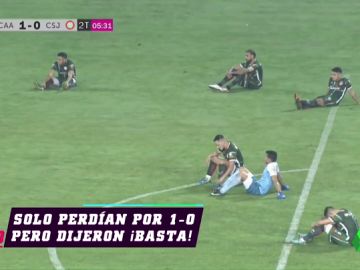 Protesta inédita contra un árbitro en Argentina: los jugadores se sientan en el césped Protesta inédita contra un árbitro en Argentina: los jugadores se sientan en el césped