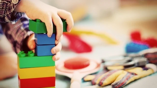 Niña jugando en una guardería