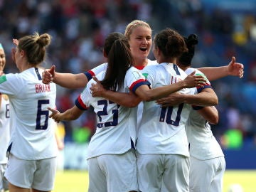 Carli Lloyd celebra un gol con sus compañeras Carli Lloyd celebra un gol con sus compañeras