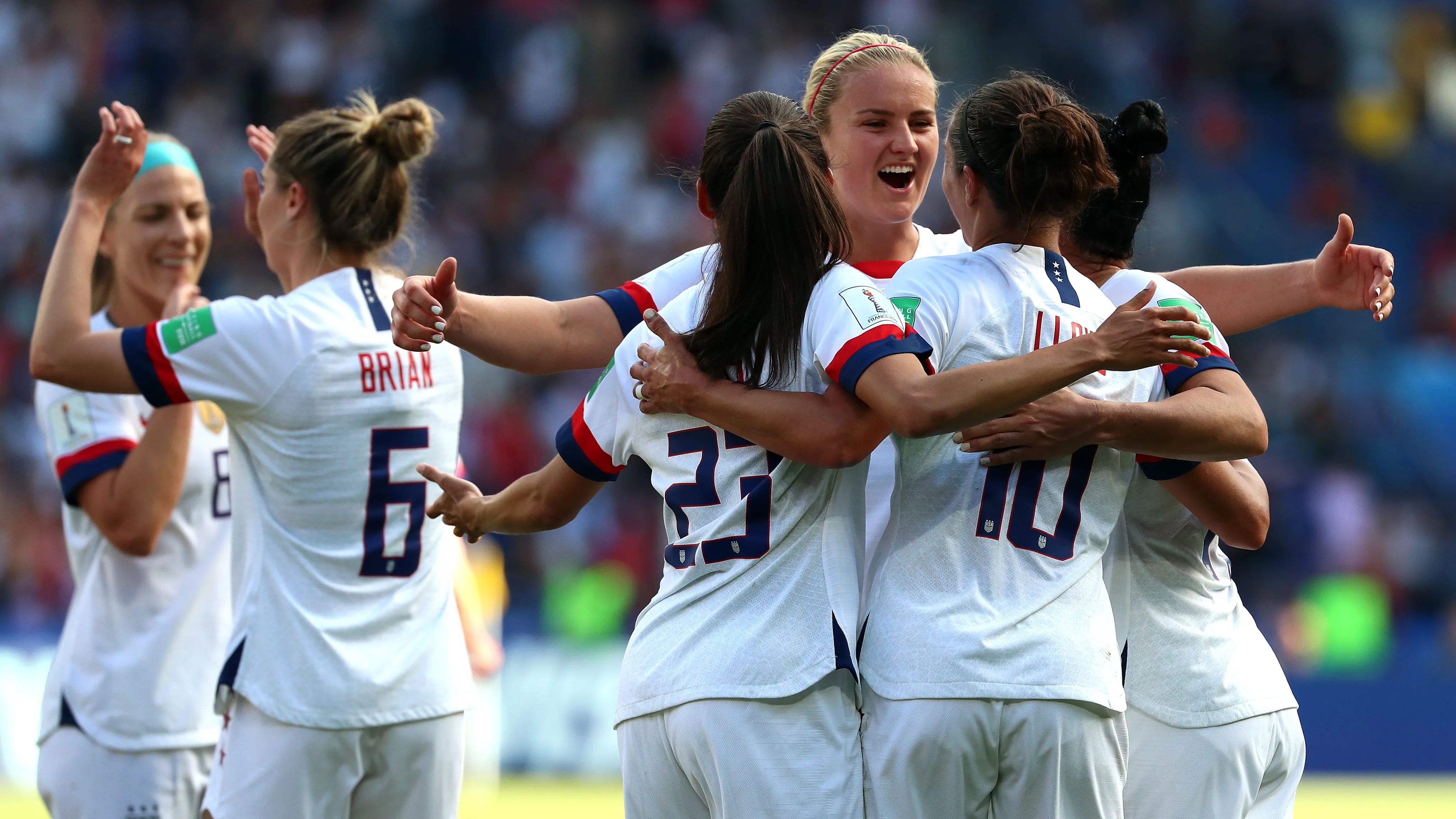 Carli Lloyd celebra un gol con sus compañeras