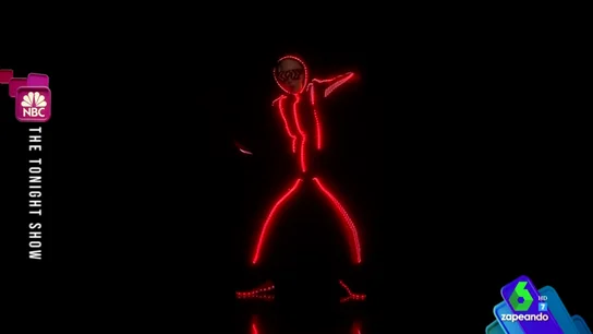 La 'colorida' batalla de baile entre Madonna y Jimmy Fallon con trajes de neón La 'colorida' batalla de baile entre Madonna y Jimmy Fallon con trajes de neón