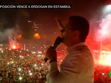 Miles de personas celebran en Estambul la victoria del nuevo alcalde opositor a Erdogan Miles de personas celebran en Estambul la victoria del nuevo alcalde opositor a Erdogan