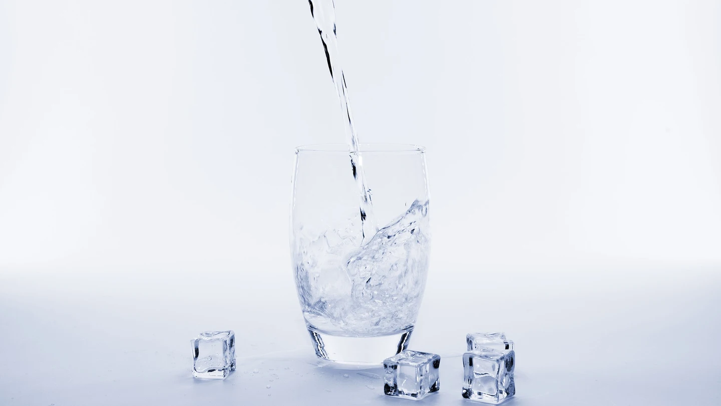 Imagen de archivo de un vaso de agua fría. Imagen de archivo de un vaso de agua fría.
