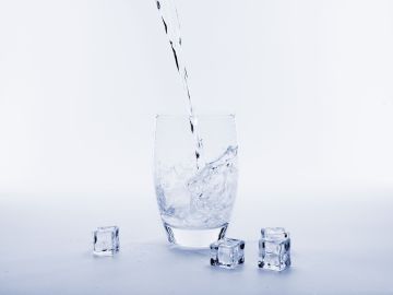 Imagen de archivo de un vaso de agua fría. Imagen de archivo de un vaso de agua fría.