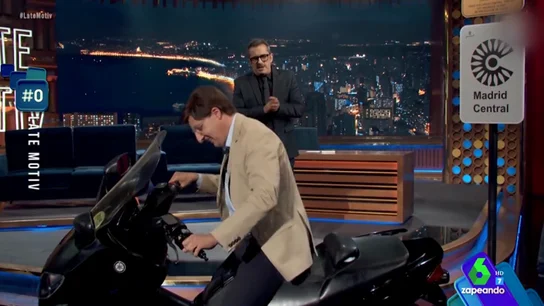 José Luis Martínez-Almeida irrumpe en moto el plató de 'Late Motiv' para sorprender a Buenafuente José Luis Martínez-Almeida irrumpe en moto el plató de 'Late Motiv' para sorprender a Buenafuente