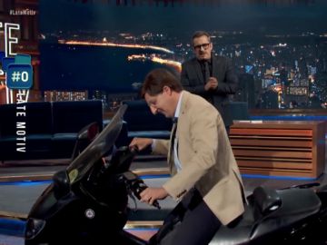 José Luis Martínez-Almeida irrumpe en moto el plató de 'Late Motiv' para sorprender a Buenafuente José Luis Martínez-Almeida irrumpe en moto el plató de 'Late Motiv' para sorprender a Buenafuente
