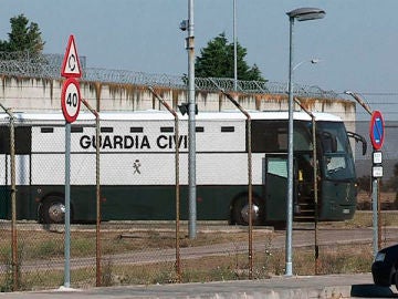 Los presos del "procés" salen de Valdemoro y dormirán en Zuera (Zaragoza) Los presos del "procés" salen de Valdemoro y dormirán en Zuera (Zaragoza)
