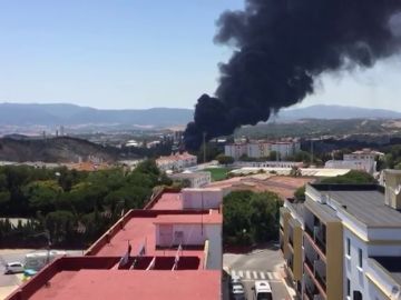 Desalojan el polígono industrial de Guadarraque tras un incendio en una empresa de ácidos contaminantes Desalojan el polígono industrial de Guadarraque tras un incendio en una empresa de ácidos contaminantes