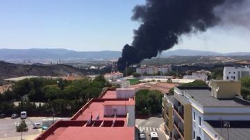 Desalojan el polígono industrial de Guadarraque tras un incendio en una empresa de ácidos contaminantes