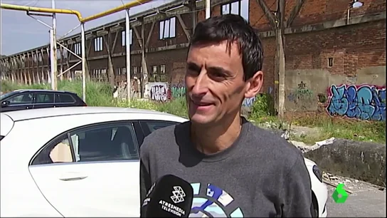 Así fue el momento en que un ertzaina fuera de servicio consiguió parar al ladrón de su coche: "Me arañó todo el cuerpo" Así fue el momento en que un ertzaina fuera de servicio consiguió parar al ladrón de su coche: "Me arañó todo el cuerpo"