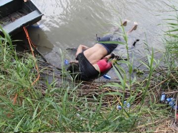 Fotografía a los cuerpos sin vida de un migrante y su hija a una orilla del Río Bravo en Matamoros Fotografía a los cuerpos sin vida de un migrante y su hija a una orilla del Río Bravo en Matamoros