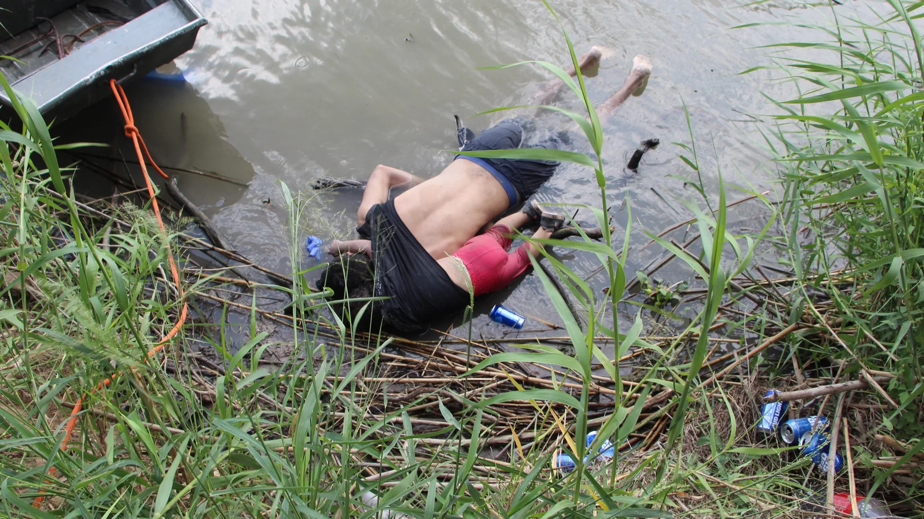 Fotografía a los cuerpos sin vida de un migrante y su hija a una orilla del Río Bravo en Matamoros