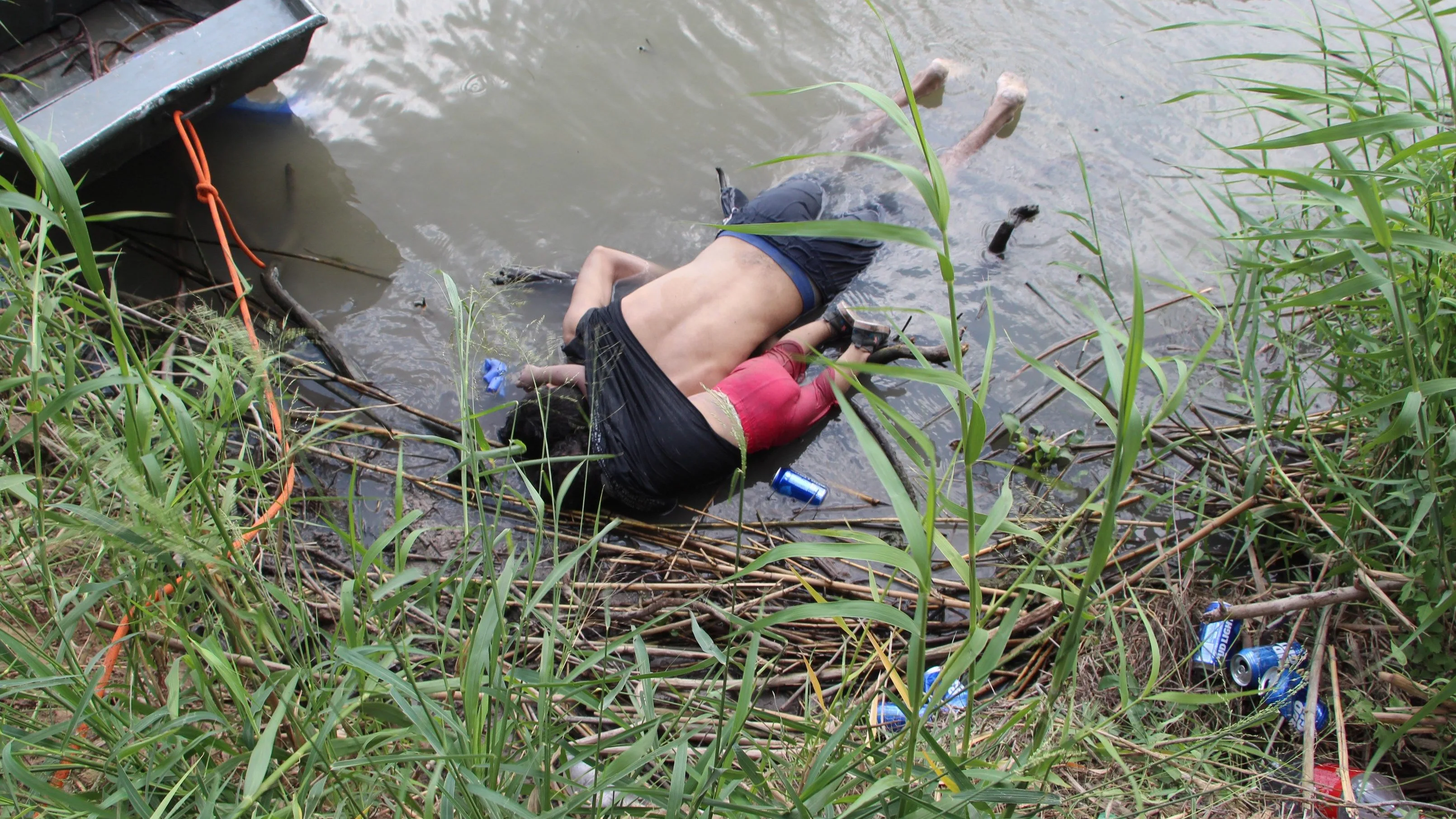 Fotografía a los cuerpos sin vida de un migrante y su hija a una orilla del Río Bravo en Matamoros