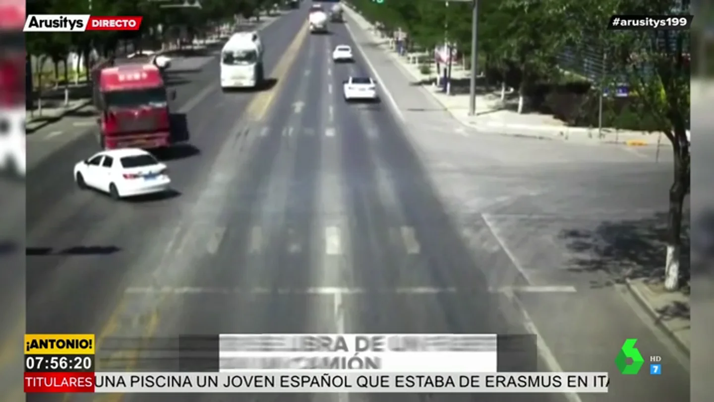 La espectacular maniobra de un camionero evita arrollar a un coche por milímetros La espectacular maniobra de un camionero evita arrollar a un coche por milímetros