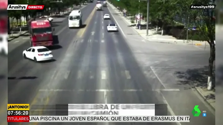 La espectacular maniobra de un camionero evita arrollar a un coche por milímetros