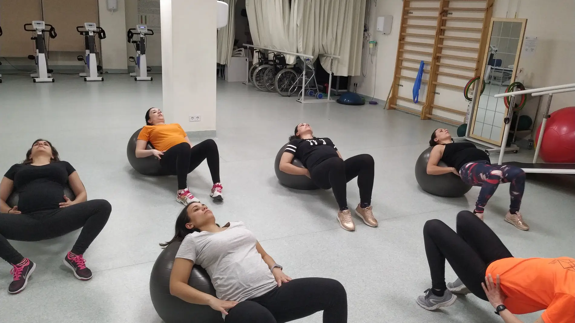 mujeres embarazadas haciendo ejercicio