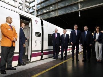 El presidente en funciones, Pedro Sánchez, en el AVE Madrid-Granada El presidente en funciones, Pedro Sánchez, en el AVE Madrid-Granada
